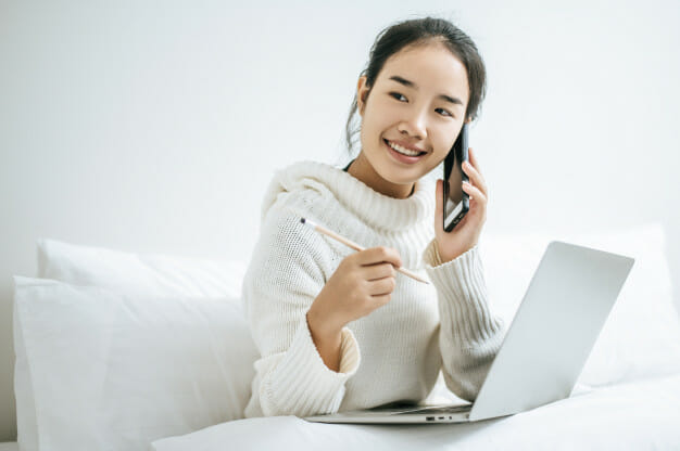 2020 Evden Çalışmak İçin En İyi 10 İpucu 9 – woman playing laptop talking phone 1150 22864